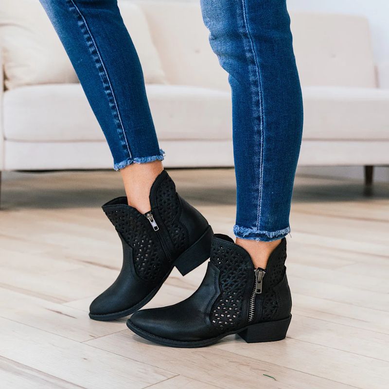 5 Essential Shoes for Your Winter Vacation 5 Essential Shoes for Your Winter Vacation