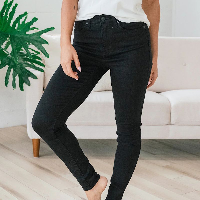What To Wear With Black Jeans: Outfits To Try