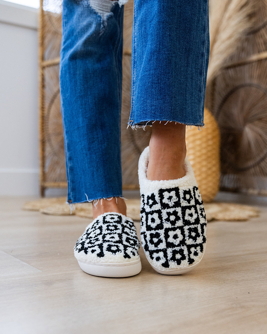 NEW! Floral Checkered Slippers - Black Trendy Wholesale