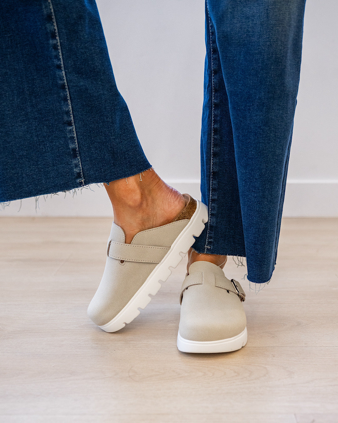 NEW! Very G Riley Slides - Off White