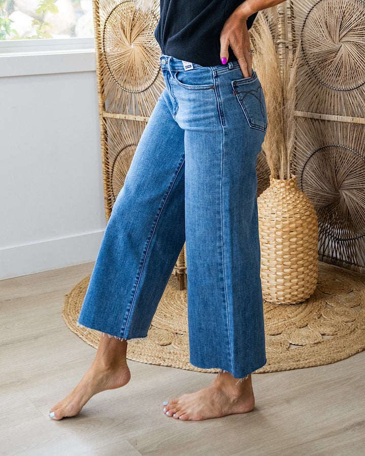 NEW! Judy Blue There For You Fray Hem Cropped Wide Leg Jeans Judy Blue