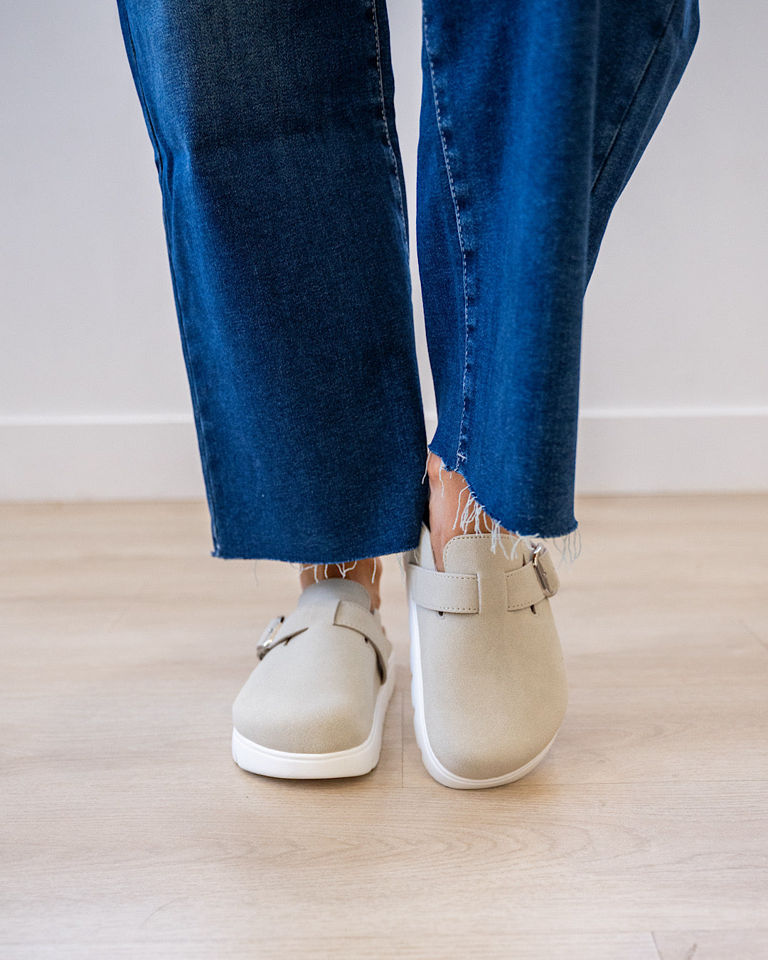 NEW! Very G Riley Slides - Off White